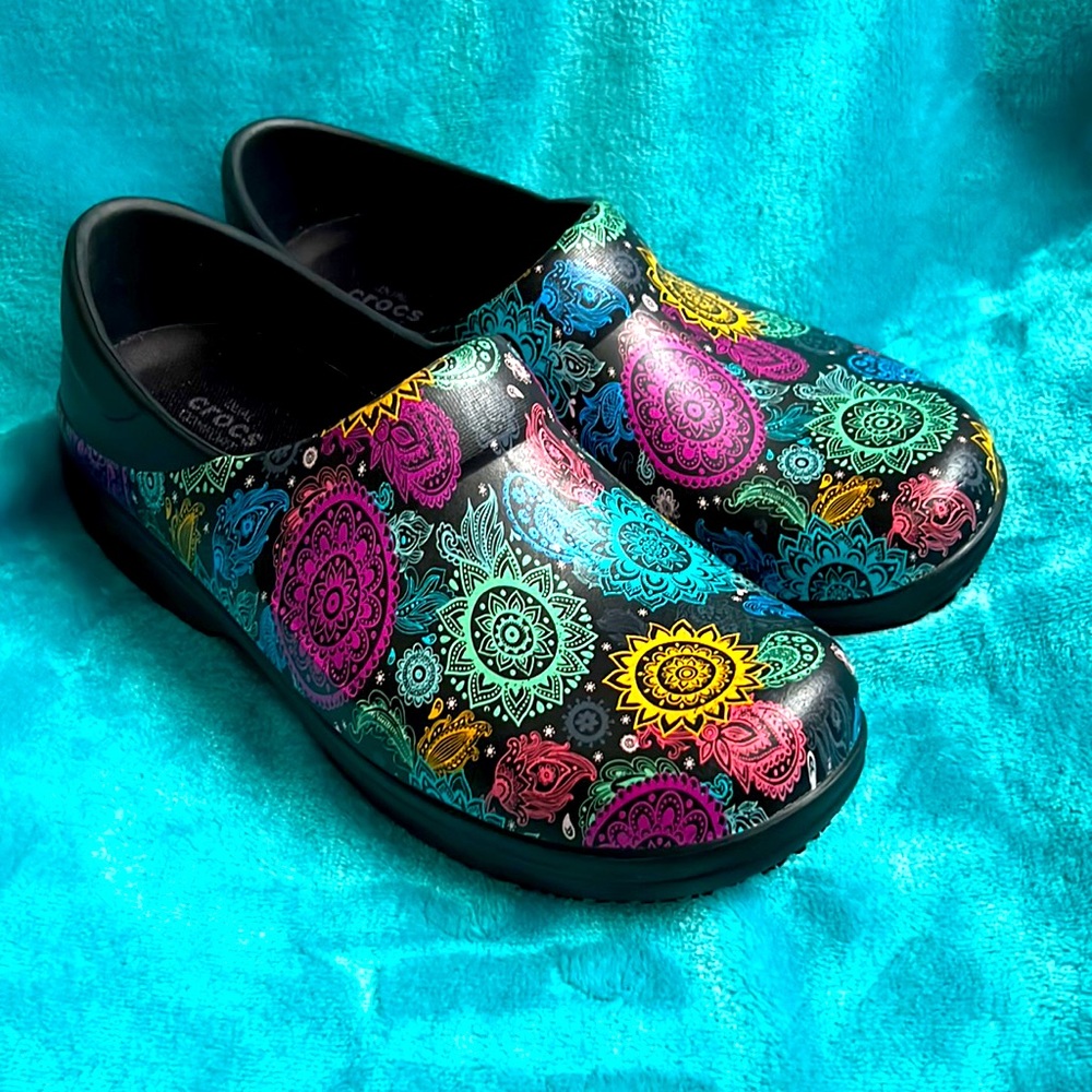 Floral medallion, print pro crocs size 8 new without tags
